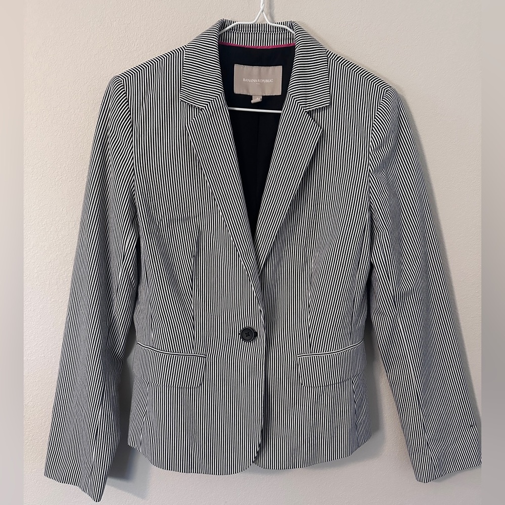 Banana Republic women’s Seersucker, Black & White, Vertical Stripe Blazer size 4